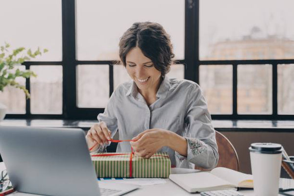 Cadeau client : guide complet pour réussir vos cadeaux d’affaires en 2025