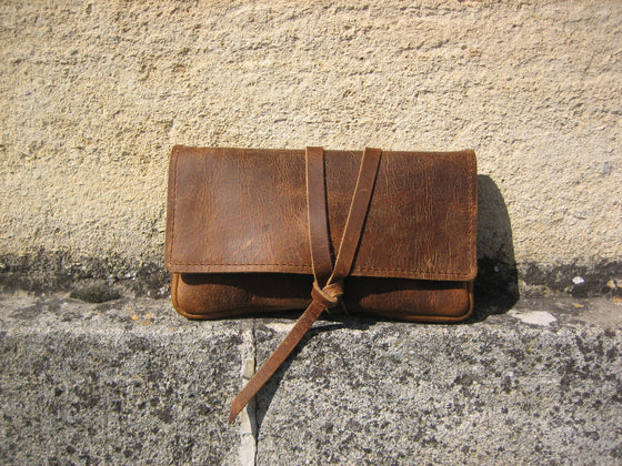 Une blague à tabac/pochette en cuir