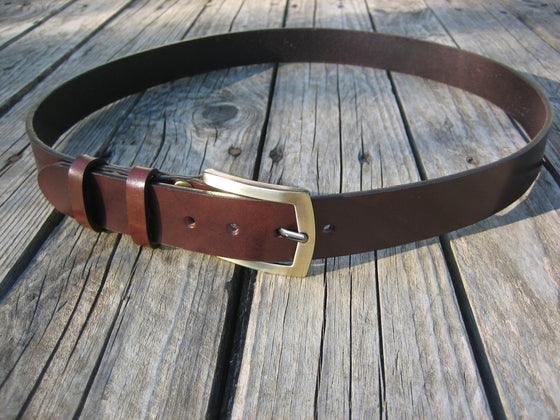 Une ceinture en cuir de vachette de tannage végétal