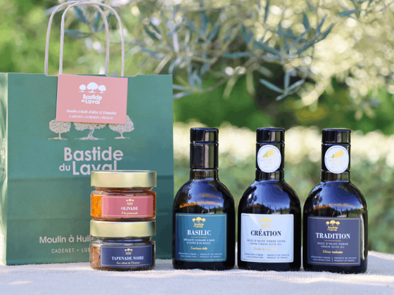 Assortiment huiles d'olive, tapenade noire et olivade à la tomate