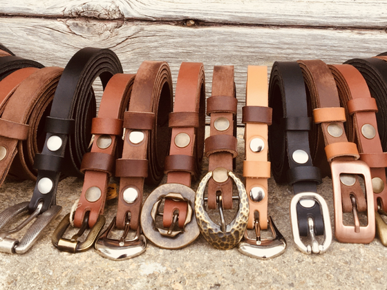 Une ceinture en cuir de vachette de tannage végétal