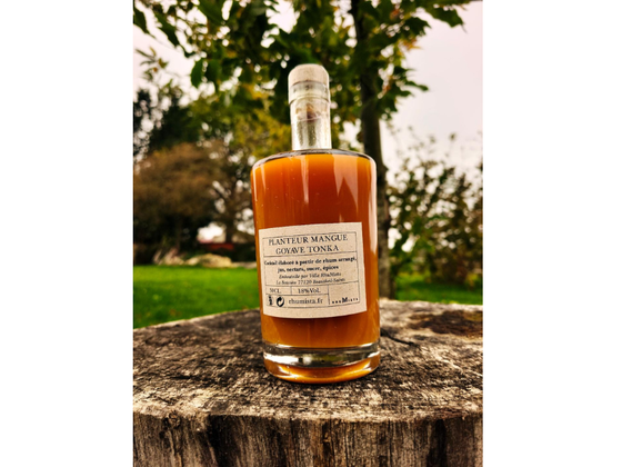 Une bouteille de planteur Mangue Goyave Fève Tonka