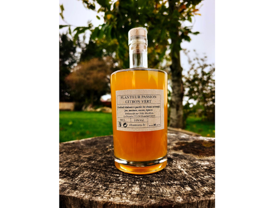 Une bouteille de planteur Passion Citron Vert 18%Vol. 50Cl