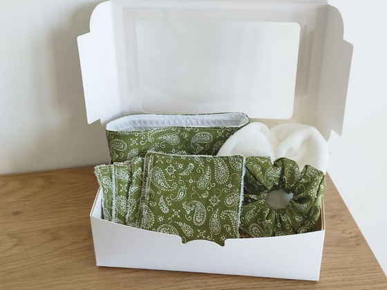 Coffret 5 lingettes démaquillantes + son panier, son chouchou et sa fleur de douche