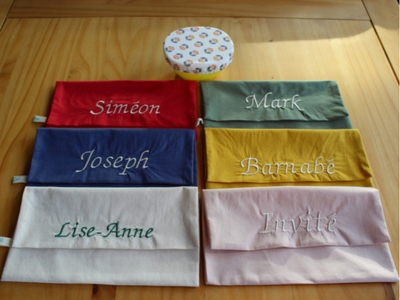 6 pochettes serviettes de table BRODEES en coton BIO + 1 petite charlotte couvre-plat