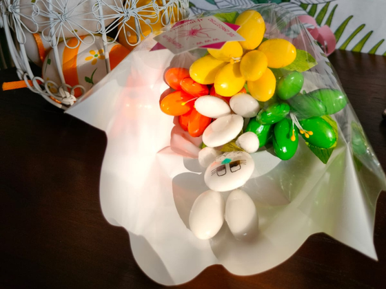 Mini bouquet frésias et lapin en dragées chocolat