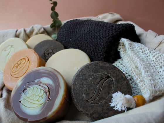 Coffret 11 savons, 4 accessoires et 1 huile corps