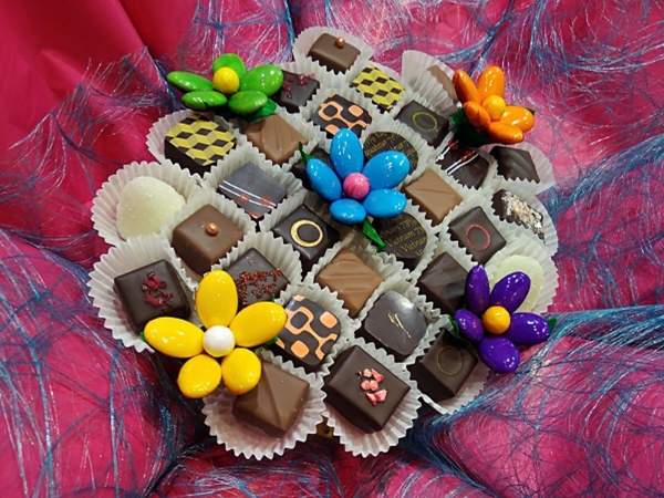 Mini bouquet gourmand : fleurs en dragées et bonbons de chocolat
