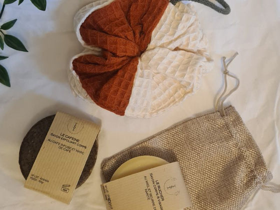 Coffret fleur de douche, duo de savons et leur pochon