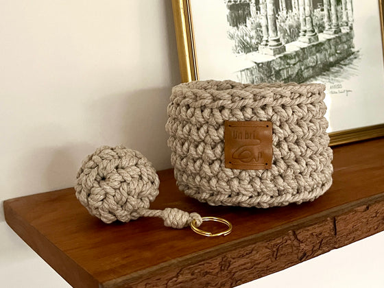 Une petite panière et un porte clés assorti