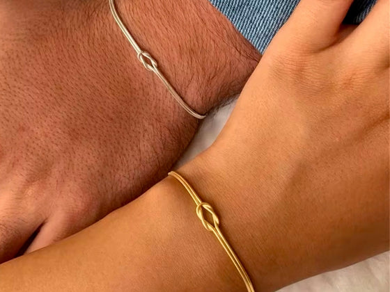 Une parure de couple, composée de 2 bracelets assortis