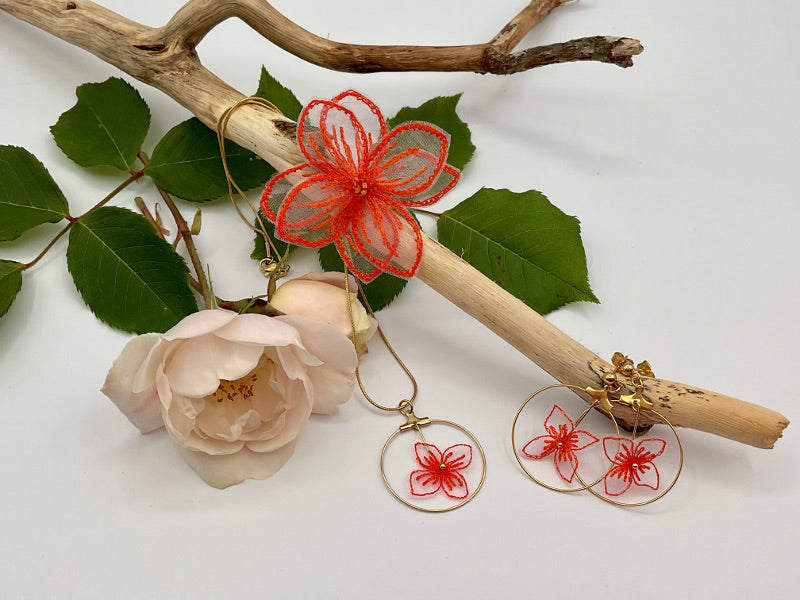 Parure 1 collier, 1 paire de boucle d'oreille créole et 1 broche