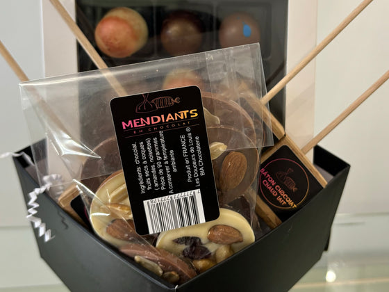 1 boîte de chocolats fourrés, 1 réglette et 4 bâtons pour chocolat chaud