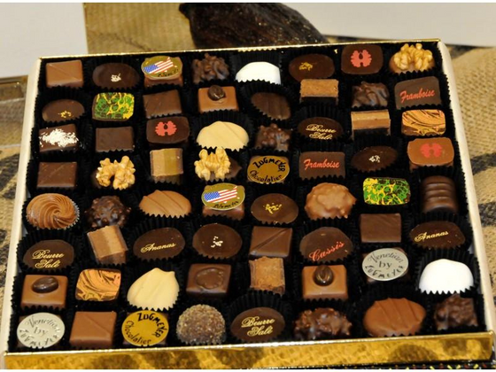 Coffret 64 chocolats phares et 6 orangettes