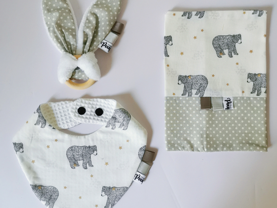 Bandana, hochet et protège carnet de santé