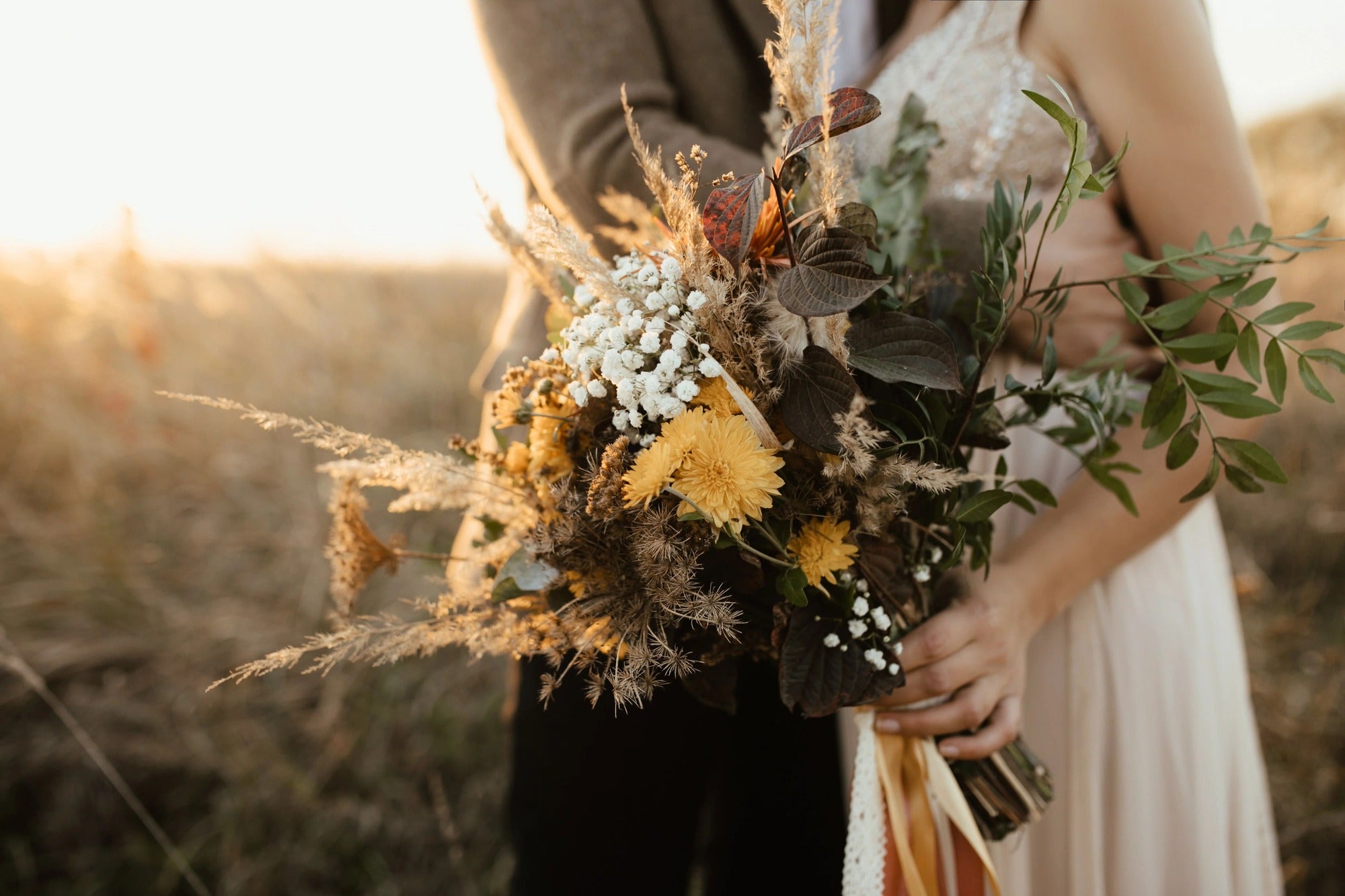 Bouquet de fleurs tenue à la main par une mariée