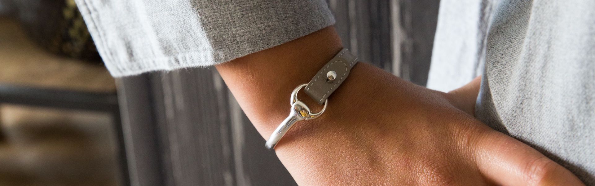 Bracelet En Cuir PU Ajustable - Fermoir Coulissant - Taille Unique (poignet 14 à 22 Cm) - Unisexe, Noir/gris/rouge - Bijou Tendance