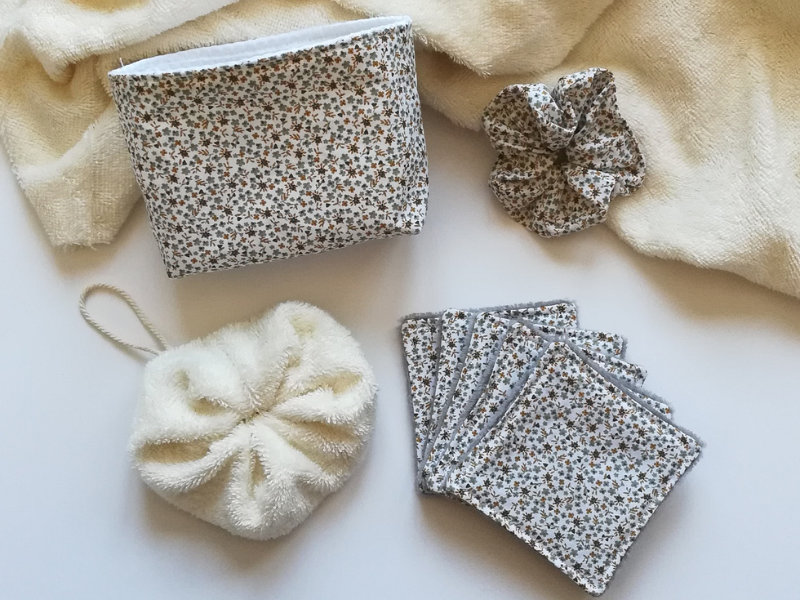 Coffret 5 lingettes démaquillantes + son panier, son chouchou et sa fleur de douche