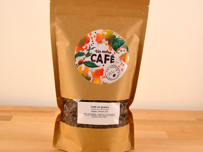 Assortiment de chocolats, accompagné d'un sachet de café de spécialité