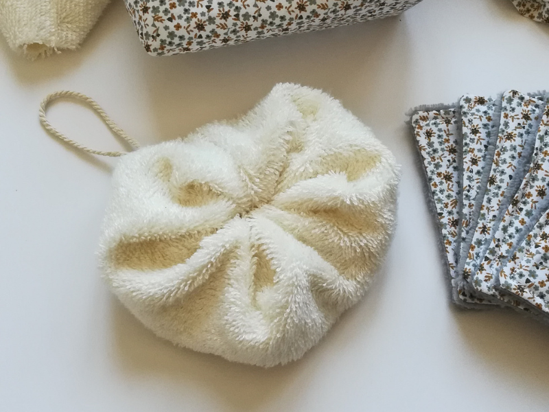 Coffret 5 lingettes démaquillantes + son panier, son chouchou et sa fleur de douche