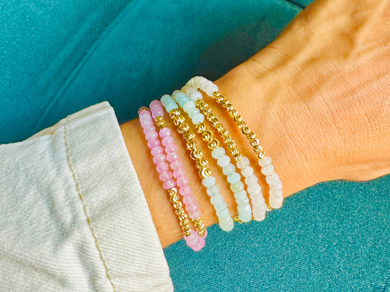 Parure un collier, deux boucles d'oreilles et une bague