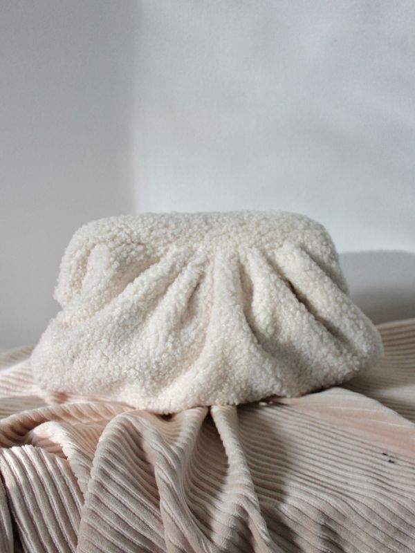 Pochette moumoute avec son chouchou et sa barrette