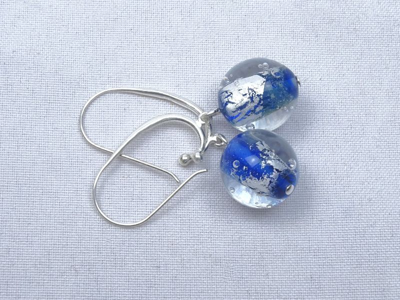 Boucles en verre et feuille d'argent