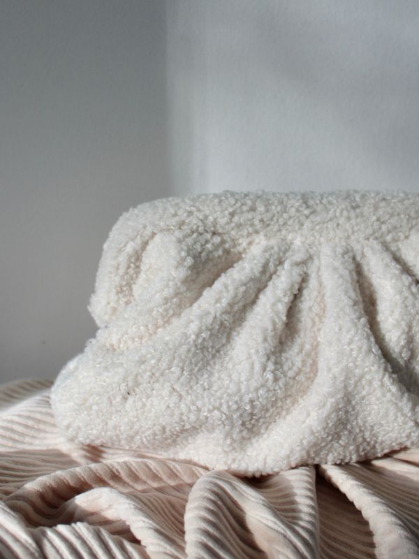 Pochette moumoute avec son chouchou et sa barrette