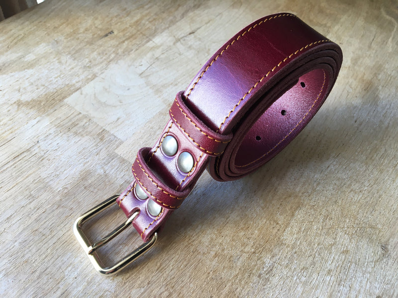 Une ceinture en cuir de vachette de tannage végétal