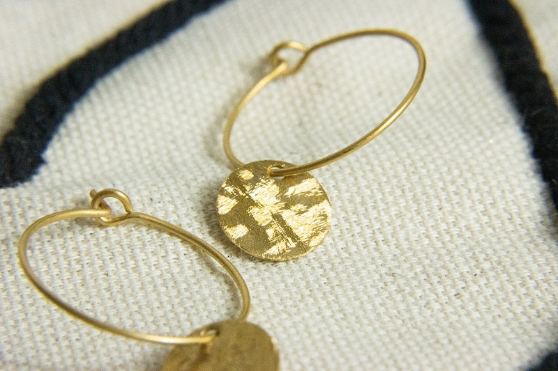 Boucles oreilles petites créoles et breloque effet scintillant