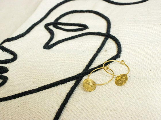 Boucles oreilles petites créoles et breloque effet scintillant