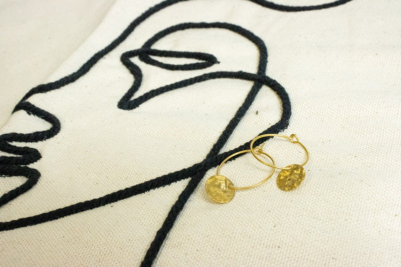 Boucles oreilles petites créoles et breloque effet scintillant