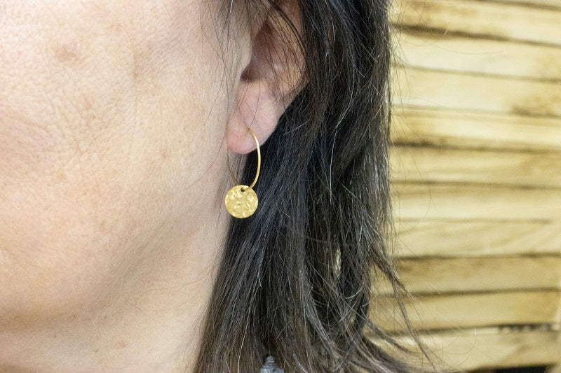 Boucles oreilles petites créoles et breloque effet scintillant