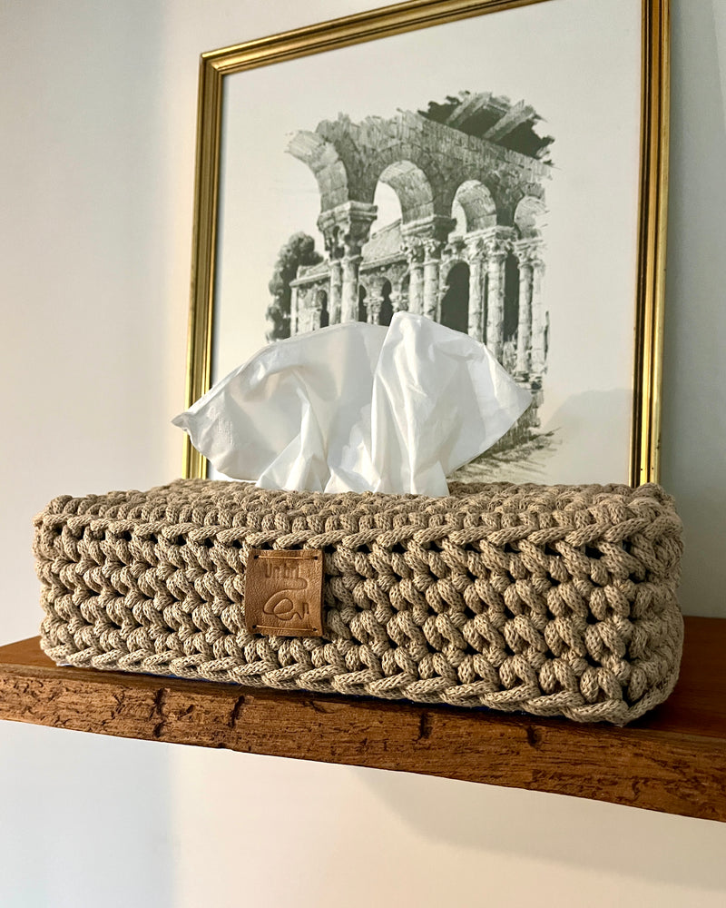 Ensemble salle de bain comprenant un cache-boite à mouchoirs et une panière carrée assortie.