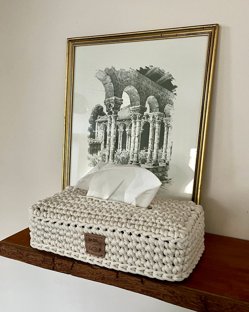 Ensemble salle de bain comprenant un cache-boite à mouchoirs et une panière carrée assortie.