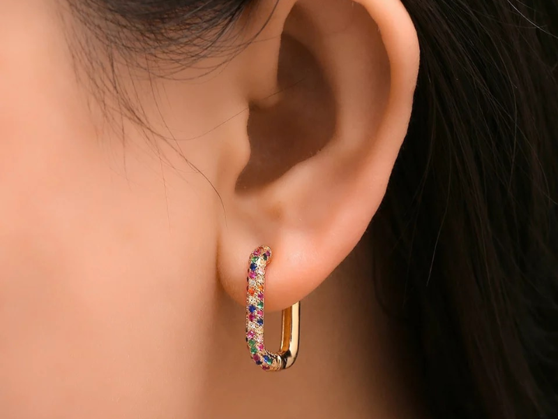 Parure un collier, deux boucles d'oreilles et une bague