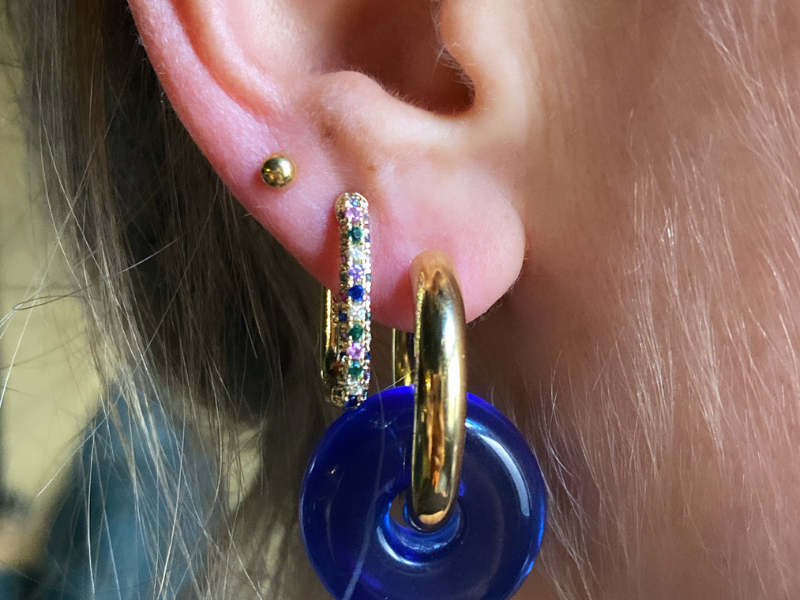 Parure un collier, deux boucles d'oreilles et une bague