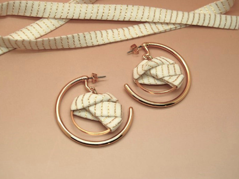 Boucles d’oreilles créoles en soie et laiton doré or fin 24k