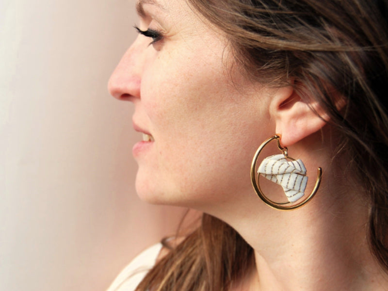 Boucles d’oreilles créoles en soie et laiton doré or fin 24k