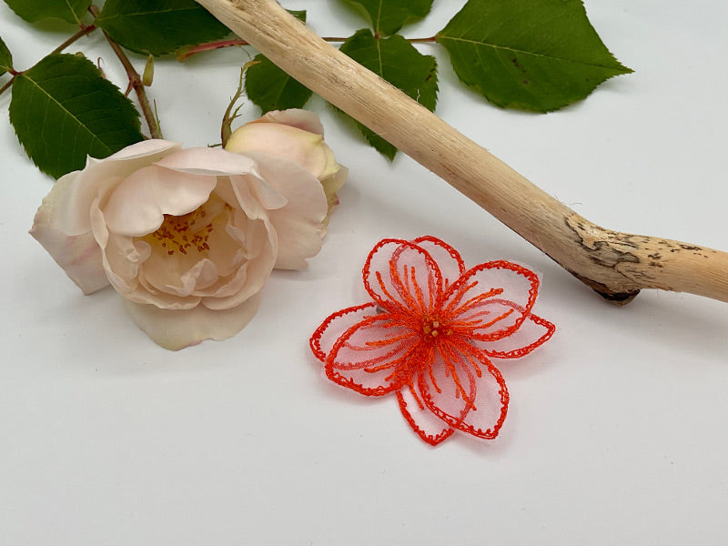 1 broche fleur en organza brodé et décoré de perles