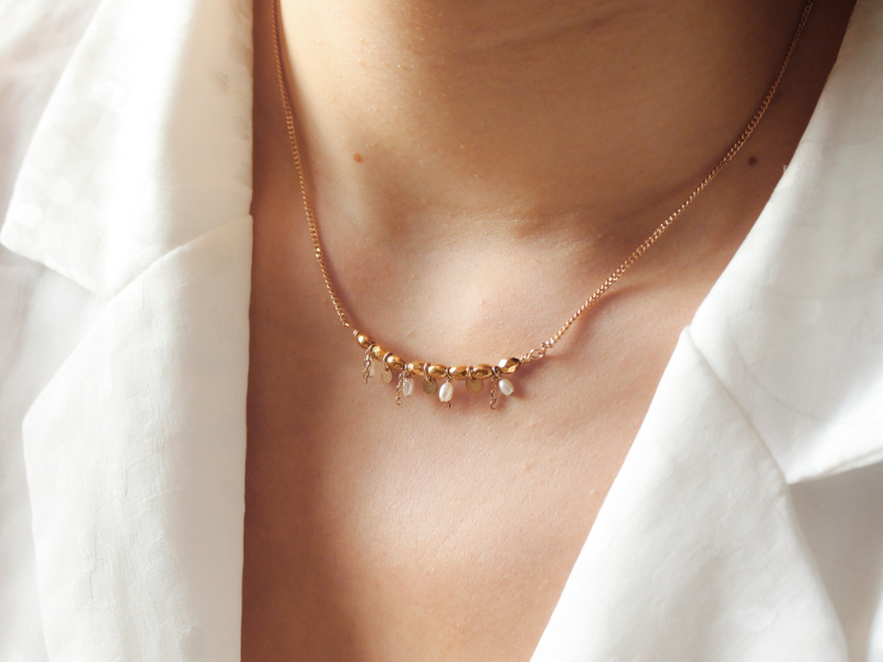 Collier breloques perles d'eau douce