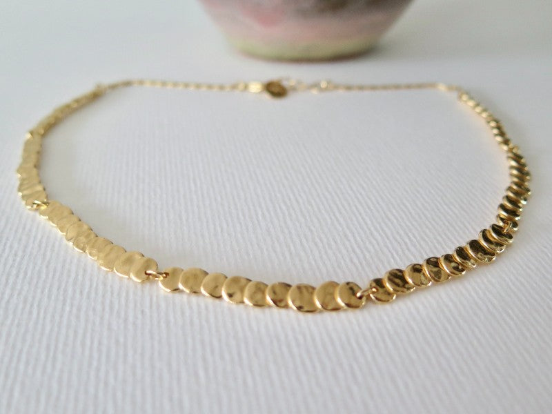 Collier martelé ajustable doré à l'or fin 24 carats