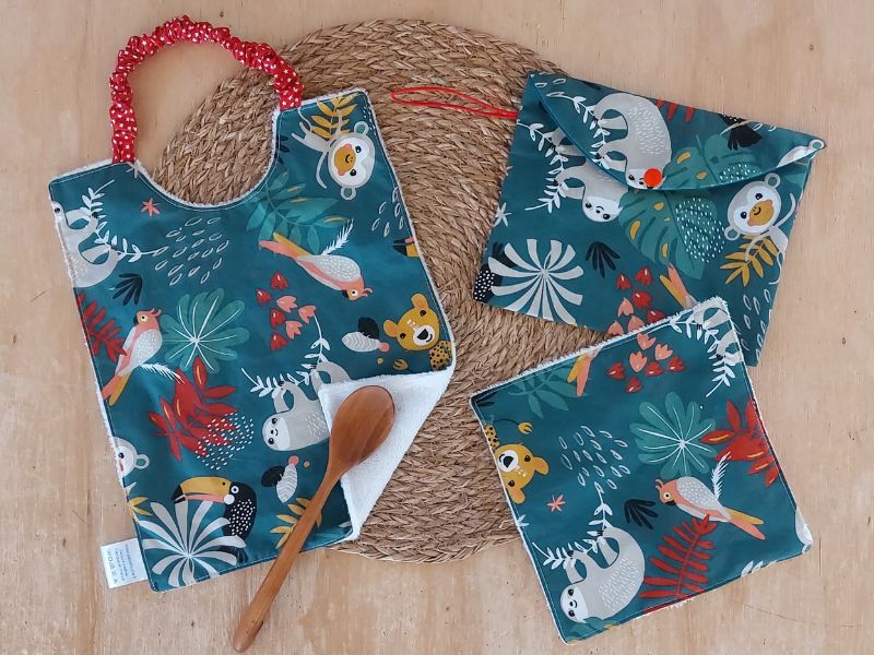 Bavoir bébé élastique maternelle + lingette bebe + pochette pour l'ensemble