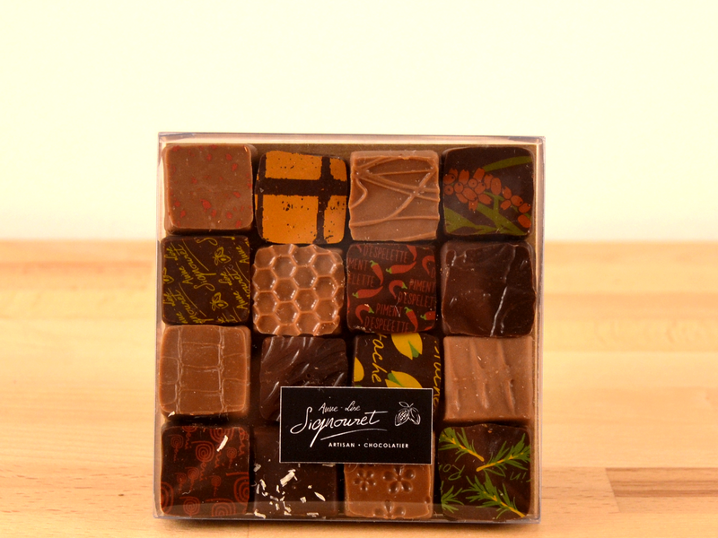 Assortiment de chocolats, accompagné d'un sachet de café de spécialité