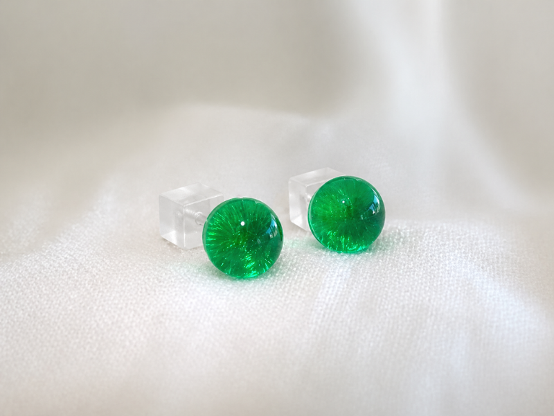 clous d'oreilles vertes lumière