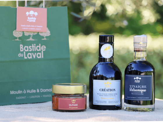 Assortiment huile d'olive, vinaigre et olivade à la tomate