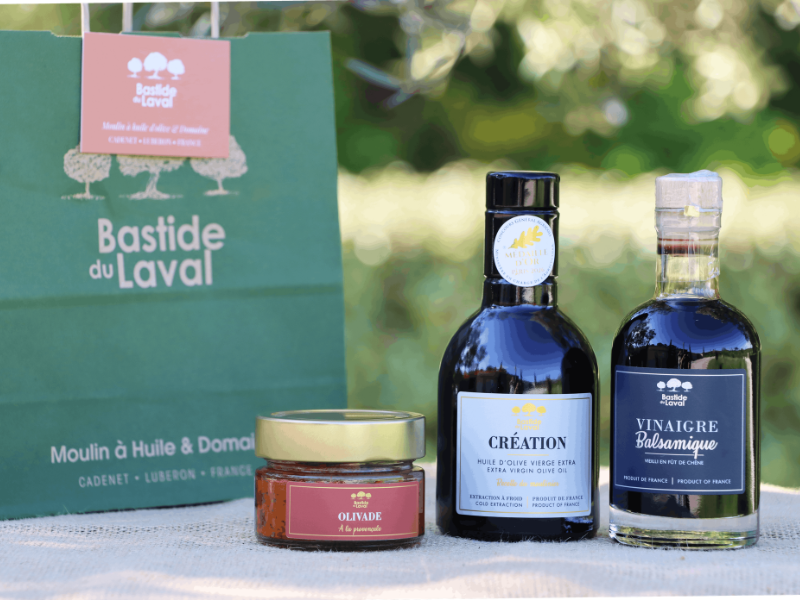 Assortiment huile d'olive, vinaigre et olivade à la tomate