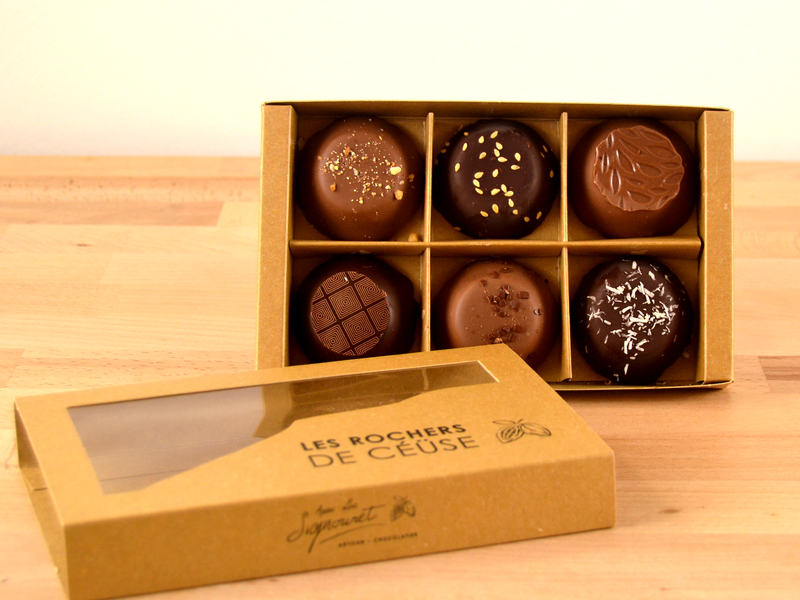 Assortiment de chocolats, accompagné d'un sachet de café de spécialité