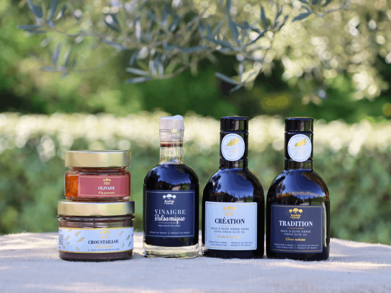 Assortiment huiles d'olive, vinaigre balsamique, olivade à la tomate et pâte à tartiner