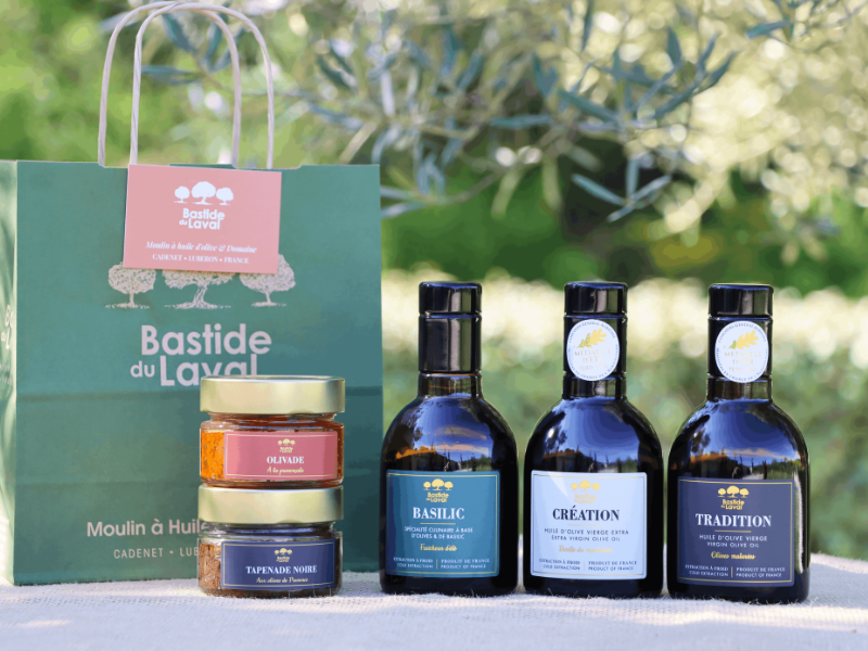 Assortiment huiles d'olive, tapenade noire et olivade à la tomate